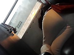 Зубчатый JIT задницу вверх на школьный автобус