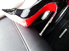 Лизать мои каблуки чистой! шлюха в машине leatheramp; louboutin на каблуках